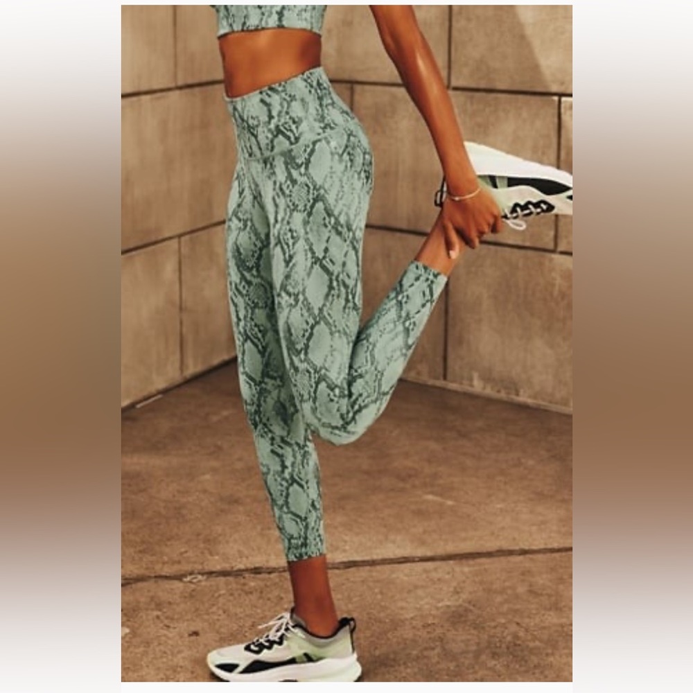 Fabletics Sports Bra + Powerhold Leggings Set